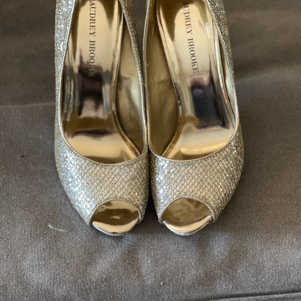 Sexy gold heels size 8